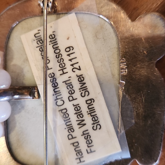 Double strand necklace with signed pendant pin. - Picture 5 of 6